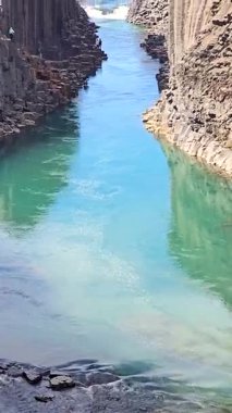 Görkemli turkuaz sular bazalt kayalıklar arasında zikzak çizerek İzlanda 'nın eşsiz jeolojik güzelliklerini sergiliyor. Ziyaretçiler bu sakin doğal mucizeyi keşfedebilirler, Studlagil Kanyonu İzlanda