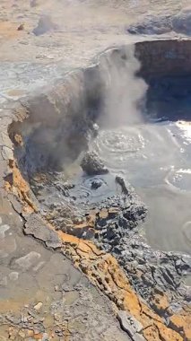 Çamur kazanı ve buhar kabarcıklarının yükselişiyle Hver İzlanda 'nın dünya dışı manzarasına tanıklık edin. Bölgeye özgü jeotermal aktiviteleri gözler önüne seriyor. Evcilleştirilmemiş doğa güzelliği gözler önünde..