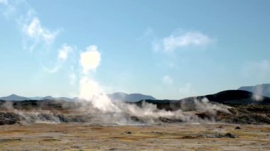 Hver İzlanda 'nın dramatik jeotermal özelliklerini keşfedin. Buhar bacaları ve renkli mineral yatakları büyüleyici bir manzara yaratır..