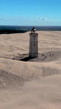 Danimarka 'nın Jutland kentindeki Rubjerg Knude Fyr Deniz Feneri' nin nefes kesici manzaralarını, uçsuz bucaksız kumullarıyla ve doğanın sükunetinin ortasında duran ikonik deniz feneriyle deneyin..
