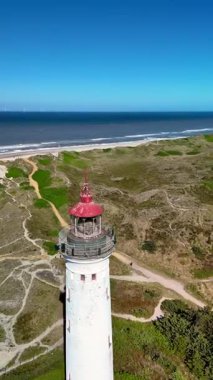 Danimarka 'nın Jutland kentindeki Lyngvig Deniz Feneri Hvide Sande' nin büyüleyici manzarasını görün. Sonsuz dalgalara ve kumlu kıyılara bakan görkemli bir deniz feneri..