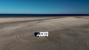 Danimarka 'daki Romo Lakolk Sahili geniş kumlu kıyıları ve sakin sularıyla. Bu çarpıcı doğal manzarayı bir karavanda keşfederken yalnızlığın tadını çıkarın.