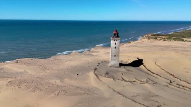 Danimarka 'nın Jutland kentindeki Rubjerg Knude Fyr Deniz Feneri' nin çarpıcı sahil şeridini keşfedin..