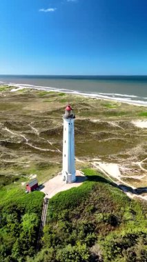 Danimarka 'nın Jutland kentindeki sakin sahilde Lyngvig Deniz Feneri Hvide Sande' nin huzurlu manzarasını keşfedin. Rahatlamak ve keşfetmek için mükemmel bir yer..