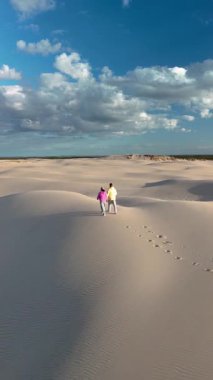 Canlı bir gökyüzünün altında, Rabjerg Mile Jutland 'ın yumuşak kum tepeleri üzerinde birkaç gezinti, sükuneti ve bağlantıyı deneyimlemek. Geniş arazi doğaya barışçıl bir kaçış sunuyor..