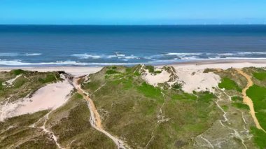 Danimarka, Jutland 'in doğal güzelliği. El değmemiş kumullar sonsuz mavi gökyüzünün altında canlı denizle buluşuyor. Rahatlamak ve macera yaşamak için mükemmel Lyngvig Deniz Feneri Hvide Sande.