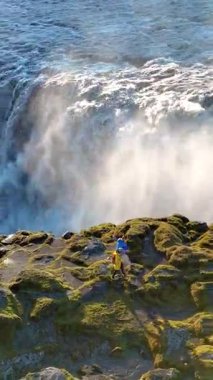 İzlanda 'daki görkemli Dettifoss şelalesinin tadına bakın. Kükreyen sular kanyona çarpıcı bir şekilde dalıyor. Her an nefes kesen bir manzara. Etrafı yemyeşil manzaralarla çevrili..