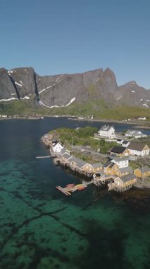 Yükselen dağlar ve kristal berrak sular arasında yer alan bu büyüleyici Lofoten, Norveç kıyı köyünde büyüleyici evler ve sakin bir balıkçılık kültürü sergilenmektedir..