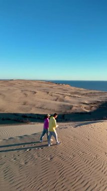 Jutlands 'in batı kıyısındaki Rubjerg Knude Fyr Deniz Feneri' nin huzur veren güzelliğini keşfedin. Resimli kum tepeleri ve parlak mavi gökyüzü ile çevrili kumlu sahil şeridi boyunca huzurlu bir gezintinin tadını çıkarın..
