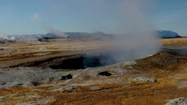 İzlanda 'daki Hver' de yerden buhar yükselen jeotermal aktiviteye hayret. Engebeli arazi canlı renkler ve eşsiz oluşumlar sergiliyor. Nefes kesici bir doğal deneyim bekliyor..
