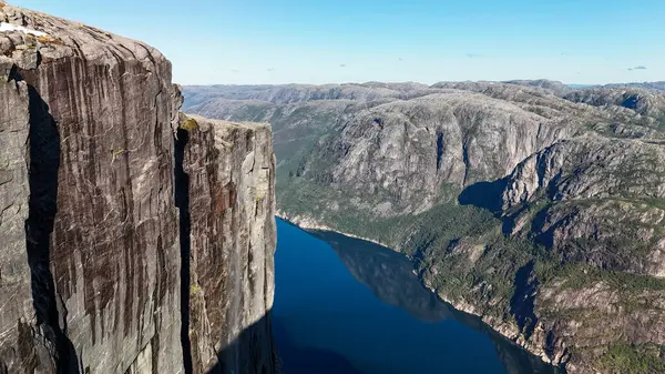 Huzurlu Lysefjord üzerindeki görkemli uçurumlar Norveç 'in doğal manzarasının güzelliğini yansıtıyor. Kjeragbolten Lysefjord, Norveç