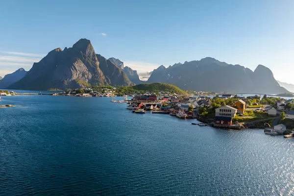 Turkuaz suların görkemli dağlarla buluşması gibi Lofoten Adaları 'nın çarpıcı güzelliğini tecrübe edin. Balıkçıların kulübeleri kıyı şeridi boyunca uzanır ve Reine Norveç 'te günbatımında sakin bir atmosfer yaratır.