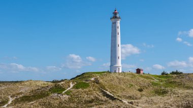  Lyngvig deniz feneri Danimarka, parlak mavi gökyüzüne karşı dimdik ayakta.