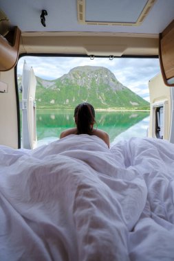 Norveç 'in sakin sularına ve yemyeşil dağlarına bakan bir karavanın rahatlığının tadını çıkarıyorlar. Macera arayanlar ve rahatlama aşıkları için mükemmel bir kaçış..