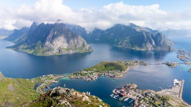 Bereketli yeşillik ve dramatik zirveler durgun suların çarpıcı bir gökyüzünü yansıttığı Lofoten Adalarını kapsıyor. Bu pitoresk manzara tüm yıl boyunca doğa meraklılarını ve fotoğrafçıları davet ediyor..