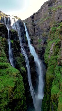 İzlanda 'da bulunan ünlü şelale olan İzlanda' daki Glymur Şelalesi Kanyonu 'nun büyüleyici güzelliğini görün. Etrafı yemyeşil uçurumlar ve sonsuz doğal güzelliklerle çevrili..
