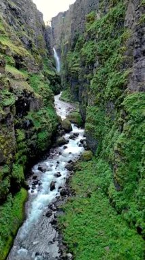 İzlanda 'nın çarpıcı güzelliğini, dramatik kanyon manzarasını tecrübe edin. İzlanda 'daki Glymur şelalesi kanyonu,
