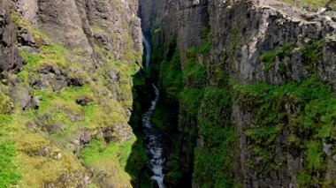 İzlanda 'daki görkemli kanyon manzarası yemyeşil bitki örtüsüyle bezenmiş dik kayalık uçurumları sergiliyor. Glymur şelale kanyonu İzlanda