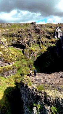 Maceracılar dramatik uçurumlar ve çağlayan şelalelerle karakterize edilmiş çarpıcı bir İzlanda manzarasını keşfediyorlar. Glymur şelale kanyonu İzlanda