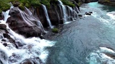 İzlanda manzarasına yuva yapmış Barnafoss ve Hraunfossar 'ın büyüleyici, akan sularını keşfedin..