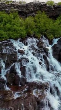 Barnafoss ve Hraunfossar şelalelerinin nefes kesici güzelliğini deneyimleyin. Yeşilliklerle çevrili eşsiz lav oluşumları üzerinde çağlayarak İzlanda 'nın doğal harikalarını ortaya çıkarırlar..