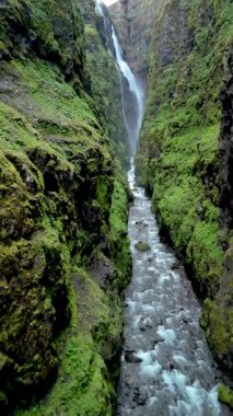 Dik yeşil uçurumların dolambaçlı bir nehri sardığı, dramatik şelaleler tarafından tamamlanan ve doğayı kucaklayan İzlanda 'nın kalbine doğru ilerleyin. İzlanda 'daki Glymur şelalesi kanyonu
