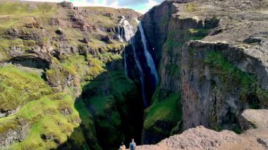 İzlanda 'daki Glymur şelalesi kanyonunu deneyin. Suyun canlı yeşilliklerle çevrili uçurumlardan aşağı dramatik bir şekilde aktığı yer..