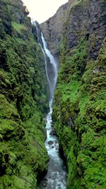 Su, kayalık bir uçurumdan canlı yeşil bir kanyona güzel bir şekilde akıyor. Çevresindeki manzara eşsiz jeolojik oluşumlar ve gelişen bitki örtüsünü sergiliyor. Glymur şelale kanyonu İzlanda
