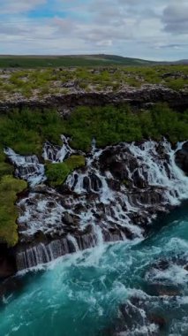 Barnafoss ve Hraunfossar 'ın dramatik çağlayanlarına tanık olun. Dağ nehirleri zarif bir şekilde yemyeşil ve engebeli kaya oluşumlarıyla çevrili turkuaz sularda birleşiyor..