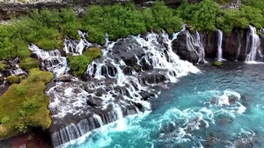 Çekici Barnafoss ve Hraunfossar şelalelerini keşfedin İzlanda 'nın büyüleyici manzarasına yuva yapmış.