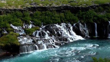 İzlanda 'daki büyüleyici Barnafoss ve Hraunfossar şelalelerini keşfedin..