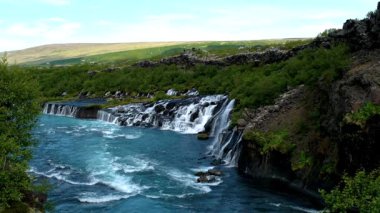 Nefes kesen Barnafoss ve Hraunfossar şelalelerini keşfedin. Turkuaz suları eşsiz kaya oluşumlarının üzerine dökülür..