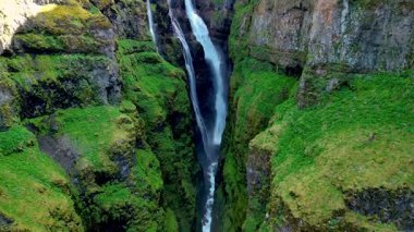 İzlanda 'daki sarp yeşil uçurumlardan akan görkemli şelaleye tanık olun. İzlanda 'daki Glymur şelalesi kanyonu