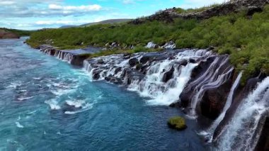 Barnafoss ve Hraunfossar şelalelerinin kristal berrak sulara dökülüşünü hissedin. İzlanda 'nın göz kamaştırıcı manzarasına yerleşmiş bu doğal harikalar hayranlık uyandırıyor..