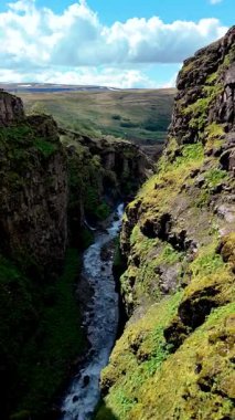 Parlak yeşilliklerin engebeli gri kayalıklarla buluştuğu İzlanda 'nın olağanüstü arazisine giriyoruz. Huzurlu nehir İzlanda 'daki bu görkemli kanyon, Glymur şelale kanyonundan geçiyor.