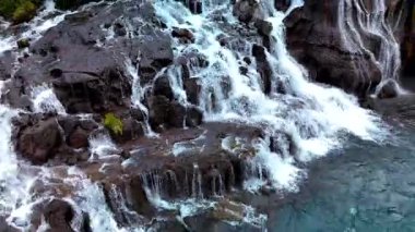 Su eşsiz kaya oluşumları üzerinden akarken Barnafoss ve Hraunfossar 'ın nefes kesici çağlayanlarını tecrübe edin. Bu ikonik şelaleleri çevreleyen sakin atmosferde ve canlı doğada eğlenin..