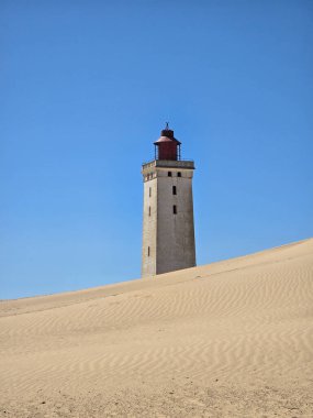 Rubjerg Knude Deniz feneri Danimarka 'daki Kuzey Denizi kıyılarının kayan kumları arasında dimdik ayakta duruyor..