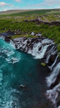 Bernafoss ve Hraunfossar şelalelerinin büyüleyici güzelliğine tanık olun. Bereketli yeşilliklerle çevrili turkuaz sulara dökülüyorlar. İzlanda 'nın doğal harikalarının ilahi bir temsili..