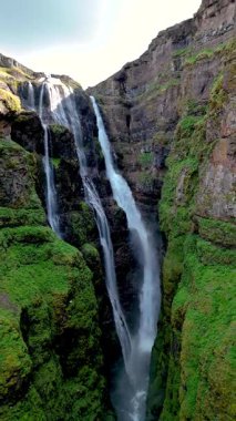 İzlanda 'nın nefes kesen güzelliğini, görkemli şelalelerin yemyeşil kayalıklardan aşağı yuvarlanışını hissedin. İzlanda 'daki Glymur şelalesi kanyonu
