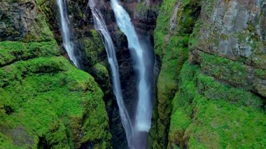İzlanda 'daki canlı yeşil kayalıklar arasında zarif bir şekilde akan çift şelalelerin görkemli güzelliğine tanık olun. İzlanda 'daki Glymur şelalesi kanyonu