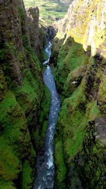 Bereketli yeşilliği, dik kaya oluşumları ve etrafını saran sakin bir nehir ile karakterize edilmiş bu muhteşem İzlanda kanyonunu keşfedin. Glymur şelale kanyonu İzlanda