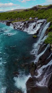 Su, Barnafoss ve Hraunfossar 'ın engebeli uçurumlarına çarpıcı bir şekilde akarak nefes kesici bir doğa manzarası yaratıyor..