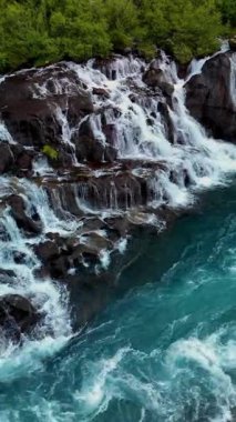 Barnafoss ve Hraunfossar 'ın büyüleyici akışına tanık olun. Şelale çağlayan sular eşsiz kaya oluşumları ve yemyeşil alanlar arasında canlı bir mavi mucize yaratır. Gerçek bir İzlanda hazinesi..