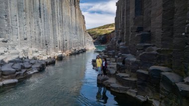 İzlanda 'da nefes kesen Studlagil Kanyonu' nu keşfedin. Orada yükselen bazalt sütunlar, dingin bir nehrin yanında çarpıcı bir şekilde yükselir. Ziyaretçiler doğal güzelliklere ve eşsiz jeolojik oluşumlara hayran kalabilirler..