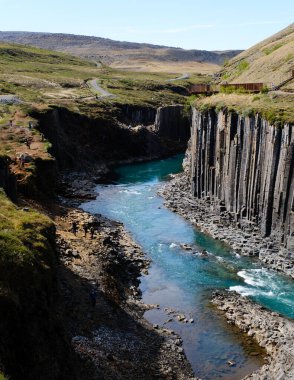 İzlanda 'daki dramatik bazalt kayalıkları arasında kristal berrak turkuaz suların aktığı Studlagil Kanyonu' nun çarpıcı jeolojik oluşumlarını deneyimleyin.