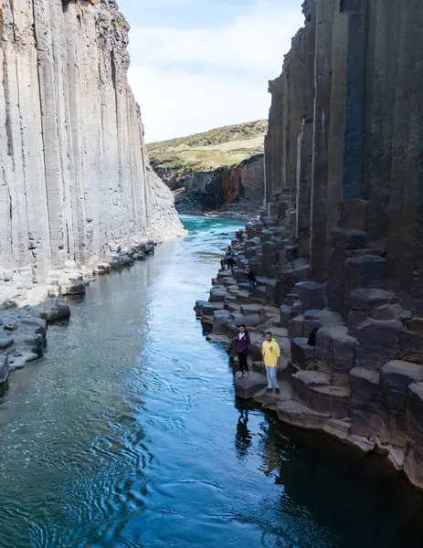 İzlanda 'daki Studlagil Kanyonu' nun hayranlık uyandıran güzelliğini keşfedin. Burada yükselen bazalt sütunlar sakin mavi suları çerçeveler..