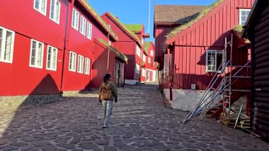 Torshavn 'un canlı, kırmızı boyanmış binalarında dolaş. Faroe Adaları 'nın eşsiz mimarisi ve geleneksel cazibesinin tadını çıkarın. Parlak mavi gökyüzü ve sakin atmosferde güneşlenirken..