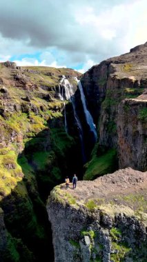 İzlanda 'daki Glymur şelalesinin muhteşem güzelliğini keşfedin. Yüksek uçurumlar, yemyeşil alanlar ve dramatik şelaleler. Su taşarken doğanın gücüne tanık olun.