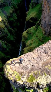 Maceracılar, yemyeşil sularla çevrili derin bir vadiye bakan kayalıklarda duran İzlanda 'nın nefes kesici kanyonlarını keşfeder. Glymur şelale kanyonu İzlanda