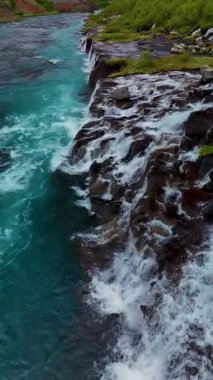 Barnafoss ve Hraunfossar 'ın büyüleyici güzelliğine tanık olun. Şelalenin çağlayan suları yemyeşil yemyeşil kayaların üzerinde akıyor. İzlanda 'da sanatın doğasını keşfedin.